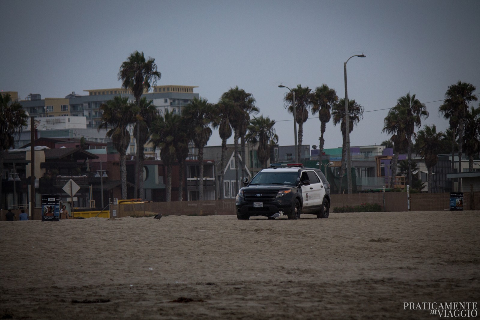 macchina della polizia sulla spiaggia di Venice Beach