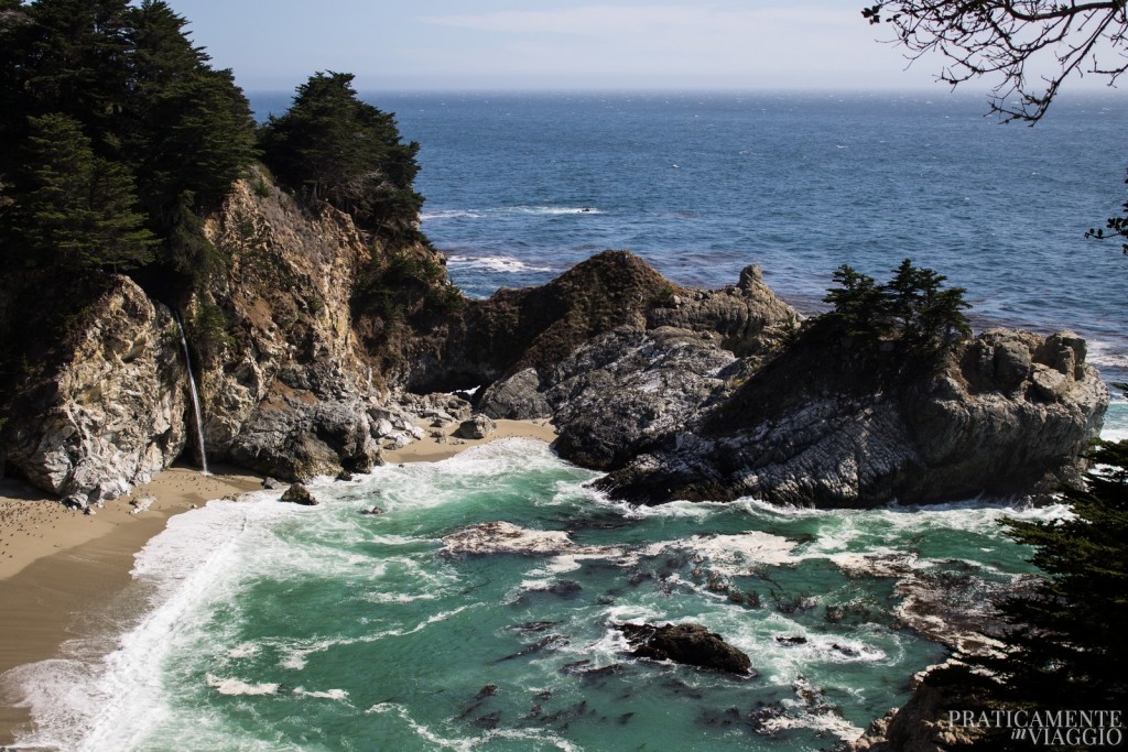 Le McWay Falls all'interno del Julia Pfeiffer Burn State Park, Big Sur, California